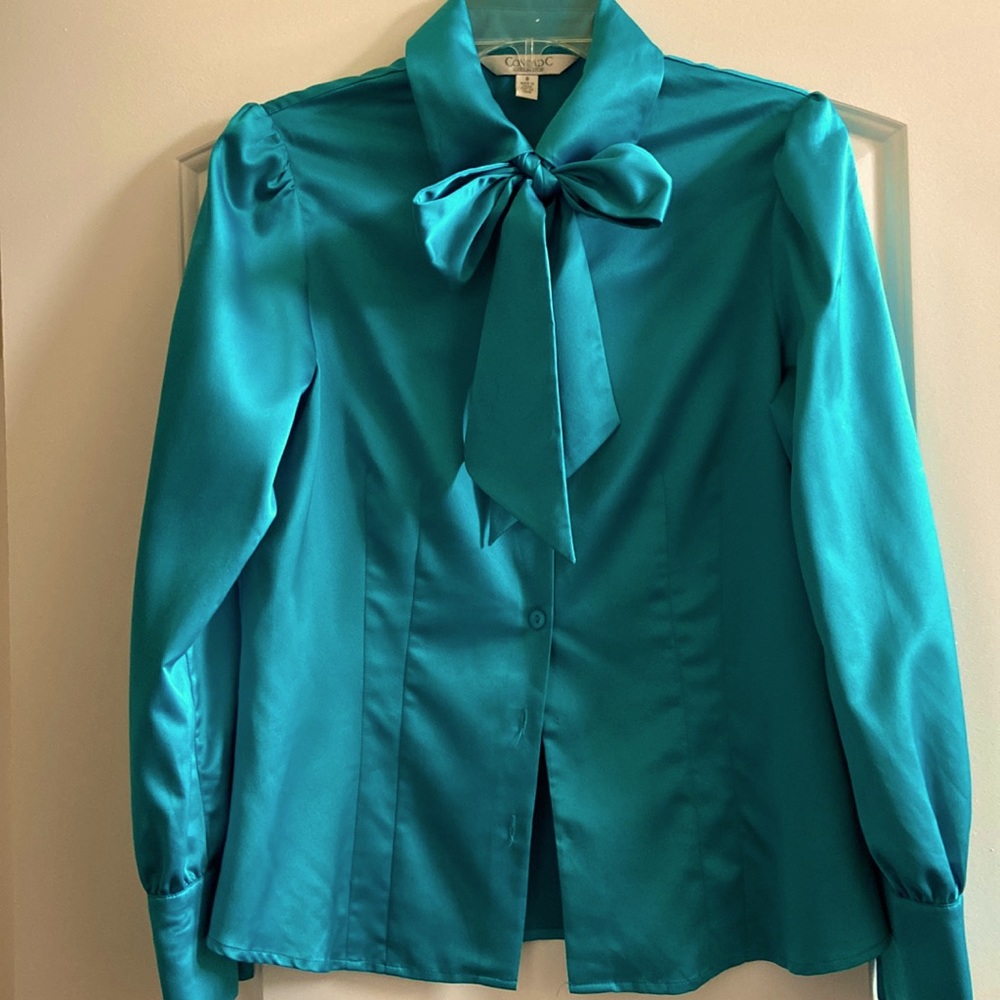 Beautiful Teal coloured satin like shirt in size 8